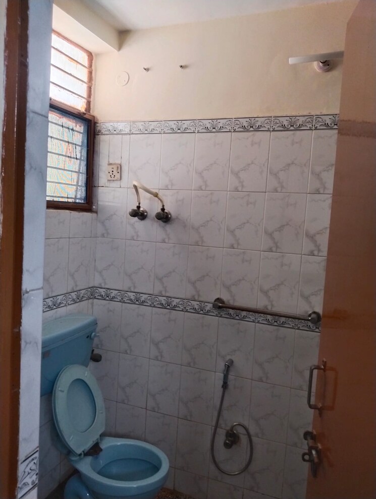 Bathroom, sector 10 dwarka 2 Bedroom 1200 Sq.Ft. Apartment In Sector 10 Dwarka Delhi 8739518