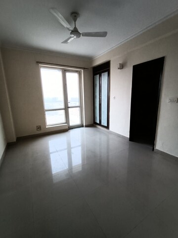 Room in 3 BHK Apartment at JMD Gardens, Sector 33 – for Rent