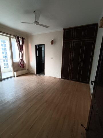 Room in 3 BHK Apartment at JMD Gardens, Sector 33 – for Rent