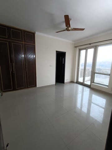 Room in 3 BHK Apartment at JMD Gardens, Sector 33 – for Rent