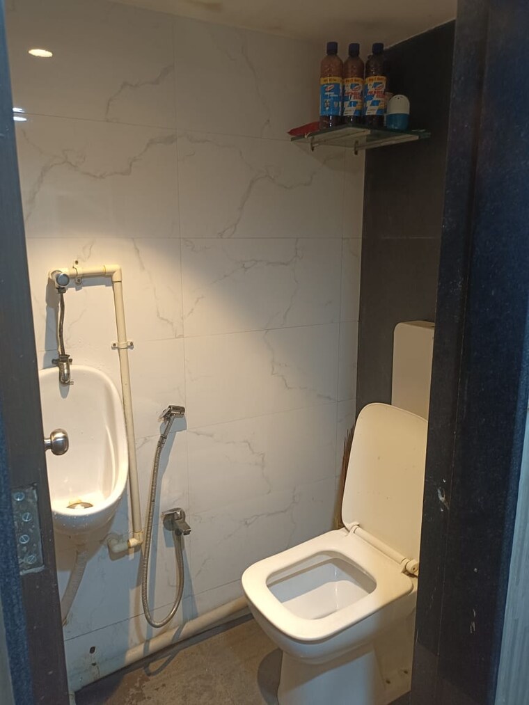 Washroom, green-park-tower Commercial Shop 450 Sq.Ft. In Andheri West Mumbai 8739632