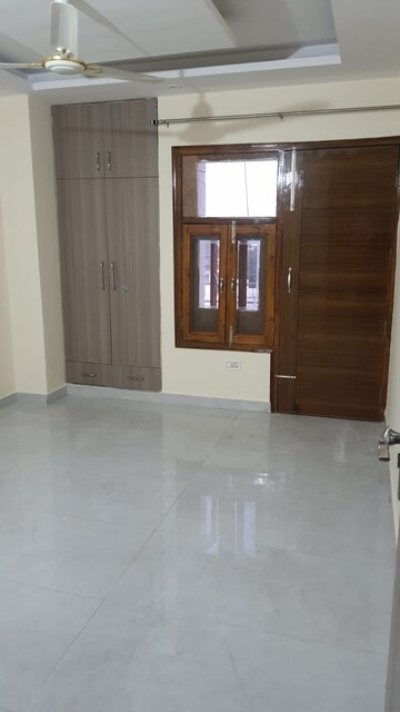 Room in 3 BHK Builder Floor at Sector 4 – for Rent