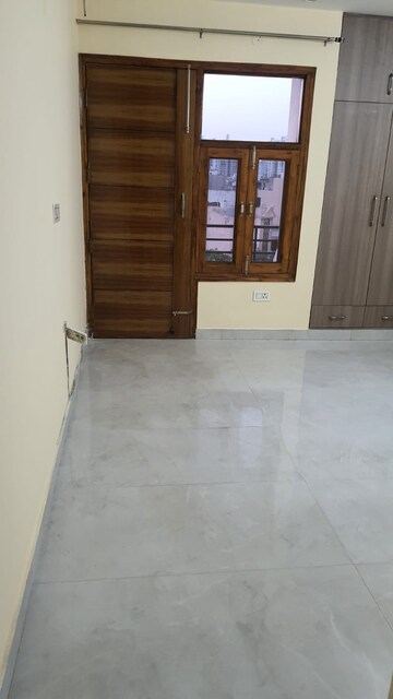 Room in 3 BHK Builder Floor at Sector 4 – for Rent