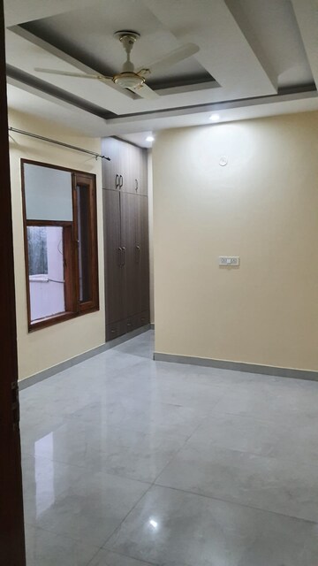 Room in 3 BHK Builder Floor at Sector 4 – for Rent