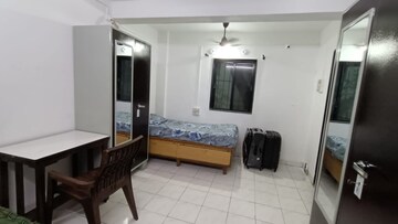 Room in  Pg at Law College Road – for Rent