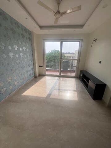 Room in 3 BHK Builder Floor at Central Park 3 Flower Valley, Sohna Sector 33 – for Rent