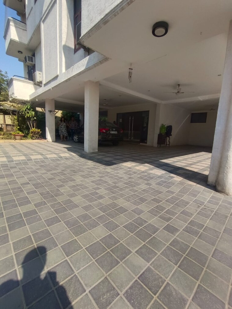  Parking, saket 6 Bedroom 7650 Sq.Ft. Builder Floor In Saket Delhi 8739792