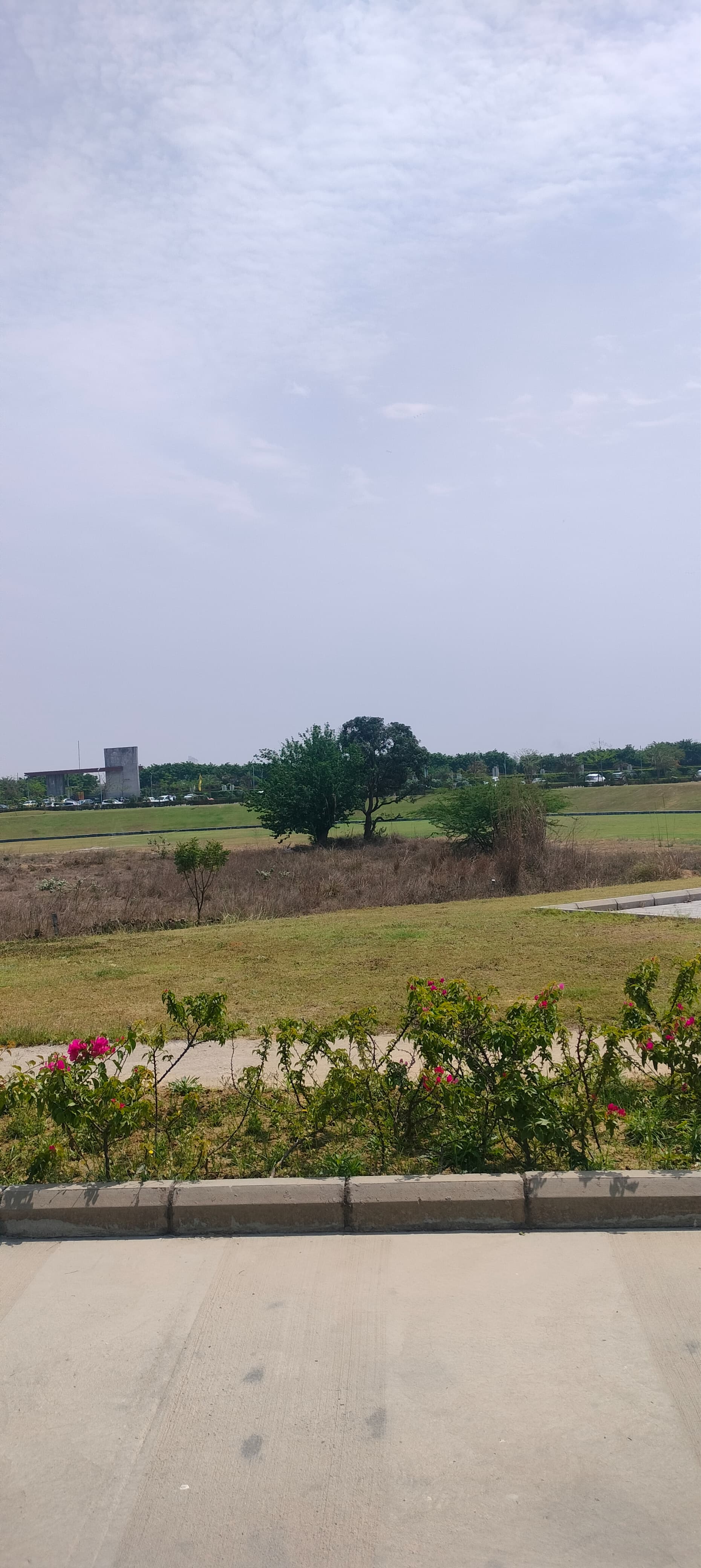 Plot For Sale in Supertech Golf Country Suites