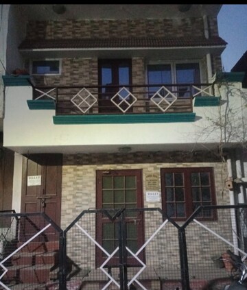 1 BHK Villa For Rent in Aliganj