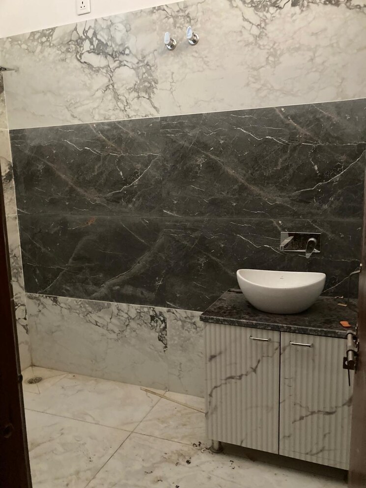 Bathroom, mussoorie road 3 Bedroom 2200 Sq.Ft. Builder Floor In Mussoorie Road Dehradun 8739968