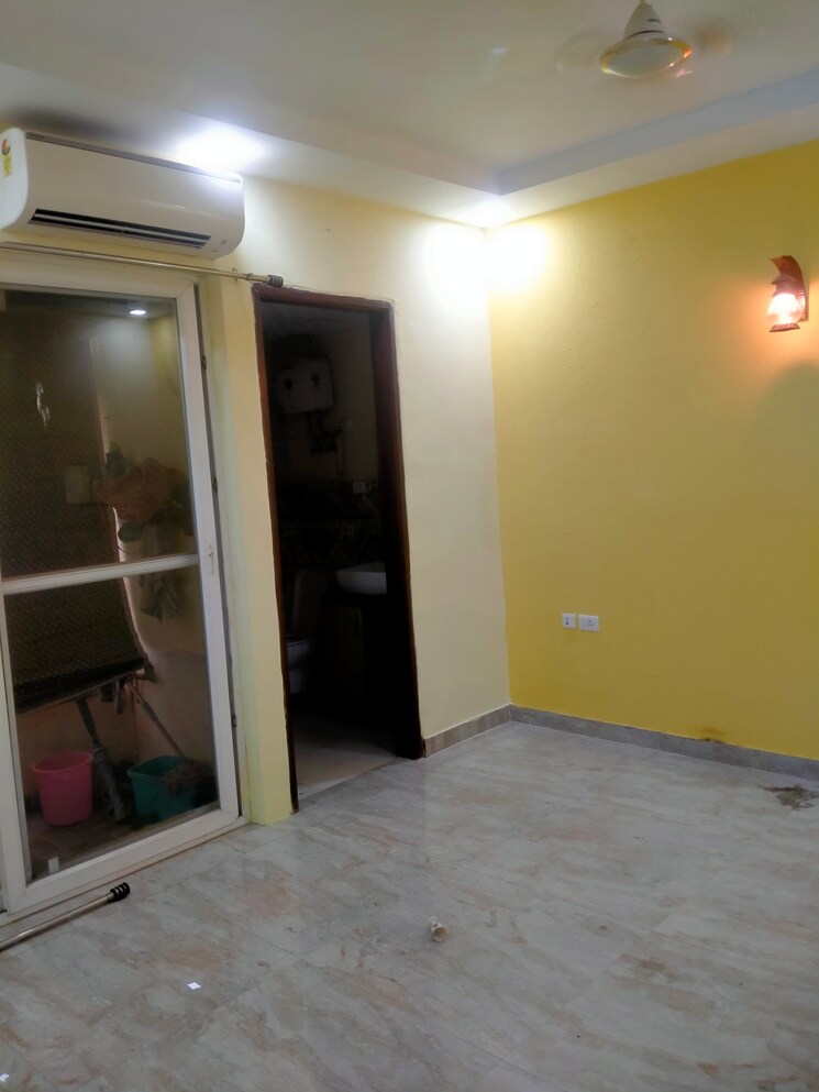 Room, gomti nagar 3 Bedroom 1900 Sq.Ft. Apartment In Gomti Nagar Lucknow 8739998