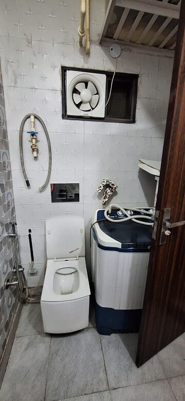 Furnished Amenities in 2 BHK Builder Floor at Tilak Nagar – for Rent