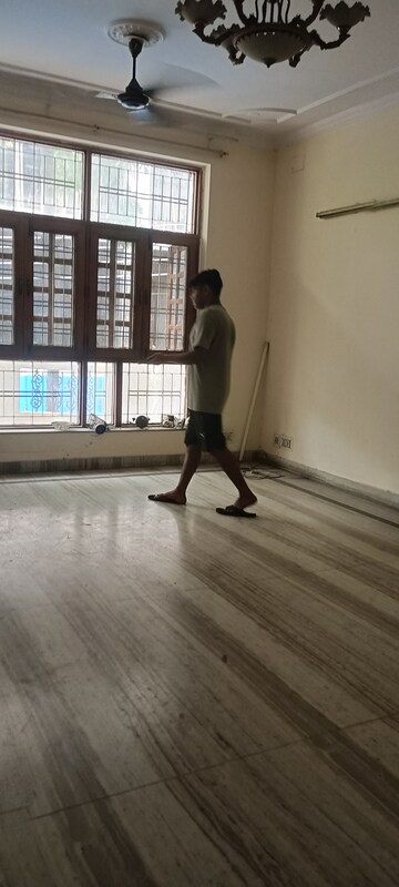 Room in 3 BHK Villa at Sector 41 – for Rent
