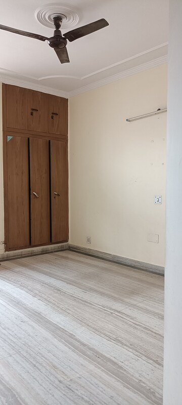 Room in 3 BHK Villa at Sector 41 – for Rent