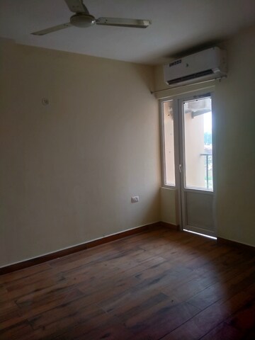 Room in 3 BHK Apartment at MI Central Park, Arjunganj – for Rent
