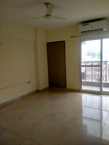 Room in 3 BHK Apartment at MI Central Park, Arjunganj – for Rent