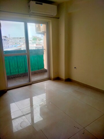 Room in 3 BHK Apartment at MI Central Park, Arjunganj – for Rent