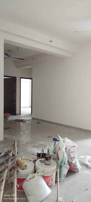 Room in 2 BHK Apartment at Mahagun Mywoods, Sector 16c Greater Noida – for Rent