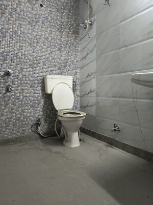 Bathroom in 6 BHK Apartment at Sarita Vihar Pocket-C RWA, Sarita Vihar – for Sale