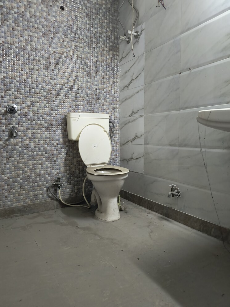 Bathroom, sarita-vihar-pocket-c-rwa 6 Bedroom 2300 Sq.Ft. Apartment In Sarita Vihar Delhi 8740420