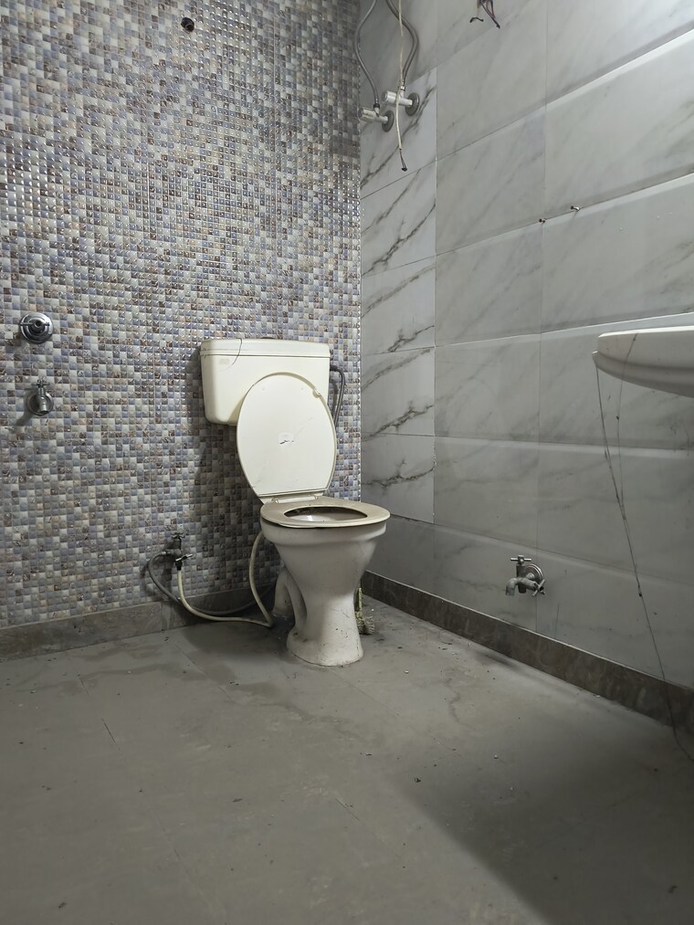 Bathroom, sarita-vihar-pocket-c-rwa 6 Bedroom 2300 Sq.Ft. Apartment In Sarita Vihar Delhi 8740420