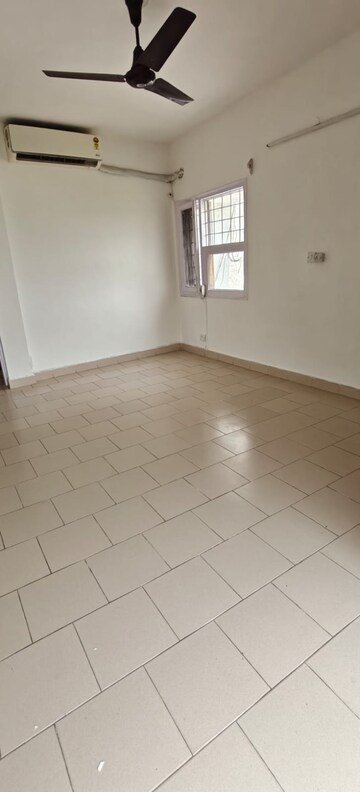 Room in 3 BHK Apartment at Vasant Vihar – for Rent