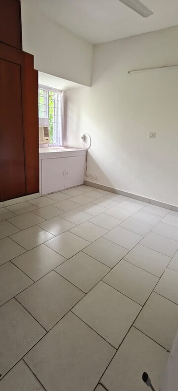 Room in 3 BHK Apartment at Vasant Vihar – for Rent