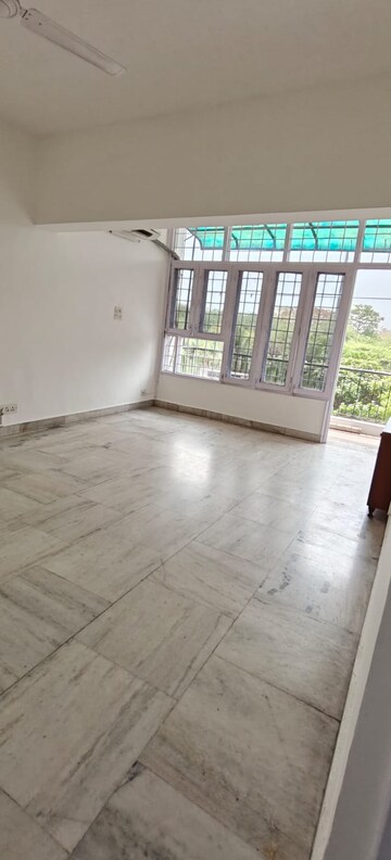 Room in 3 BHK Apartment at Vasant Vihar – for Rent
