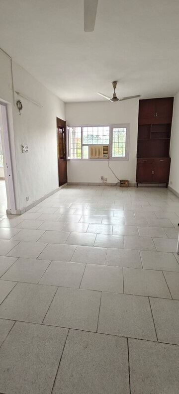 Room in 3 BHK Apartment at Vasant Vihar – for Rent