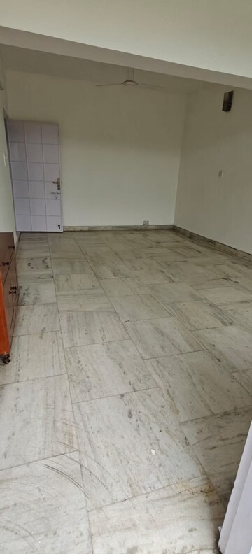 Room in 3 BHK Apartment at Vasant Vihar – for Rent