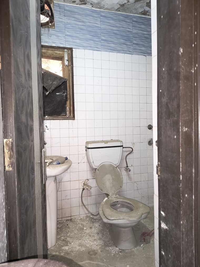 Attached Bathroom, sarita-vihar-pocket-c-rwa 6 Bedroom 2300 Sq.Ft. Apartment In Sarita Vihar Delhi 8740420