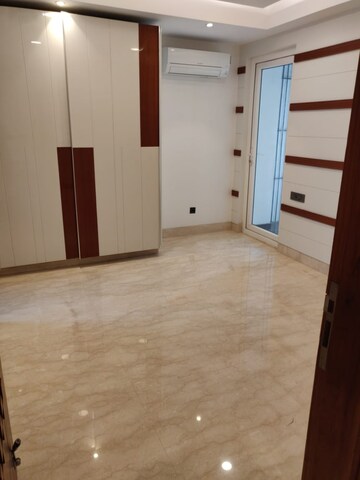 Room in 4 BHK Apartment at Greater Kailash ii – for Rent