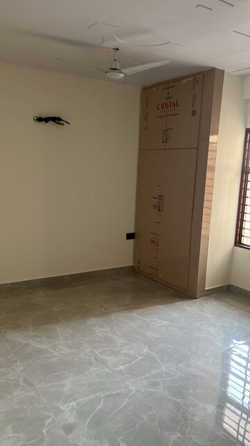 Room in 1.5 BHK Builder Floor at Sector 10a – for Rent