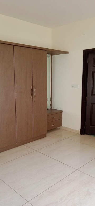 Room in 3 BHK Apartment at Sobha Dew Flower, Jp Nagar – for Rent