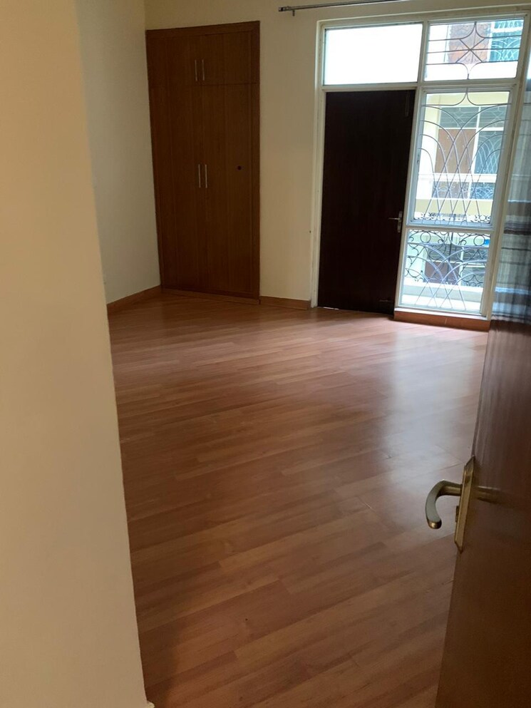 Room, ardee-city 3.5 Bedroom 300 Sq.Yd. Builder Floor In Sector 52 Gurgaon 8740513