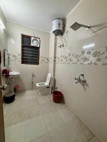 Master Bedroom in 3.5 BHK Builder Floor at Ardee City, Sector 52 – for Rent