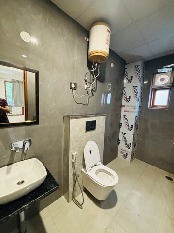 Bathroom in 1 BHK Builder Floor at Sector 40 – for Rent
