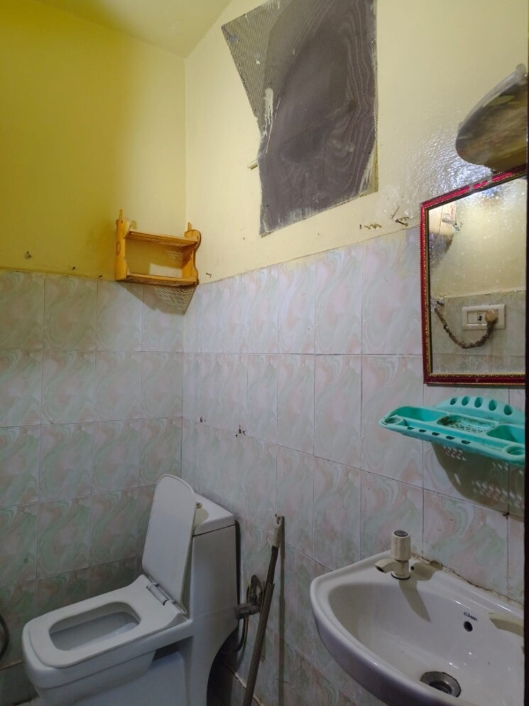 Bathroom, sector 46 1 Bedroom 112 Sq.Yd. Builder Floor In Sector 46 Noida 8740646