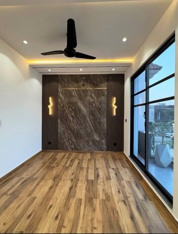 Bedroom in 3.5 BHK Builder Floor at Sector 33 – for Sale