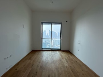 Room in 4 BHK Apartment at Kalpataru Avana, Parel – for Rent