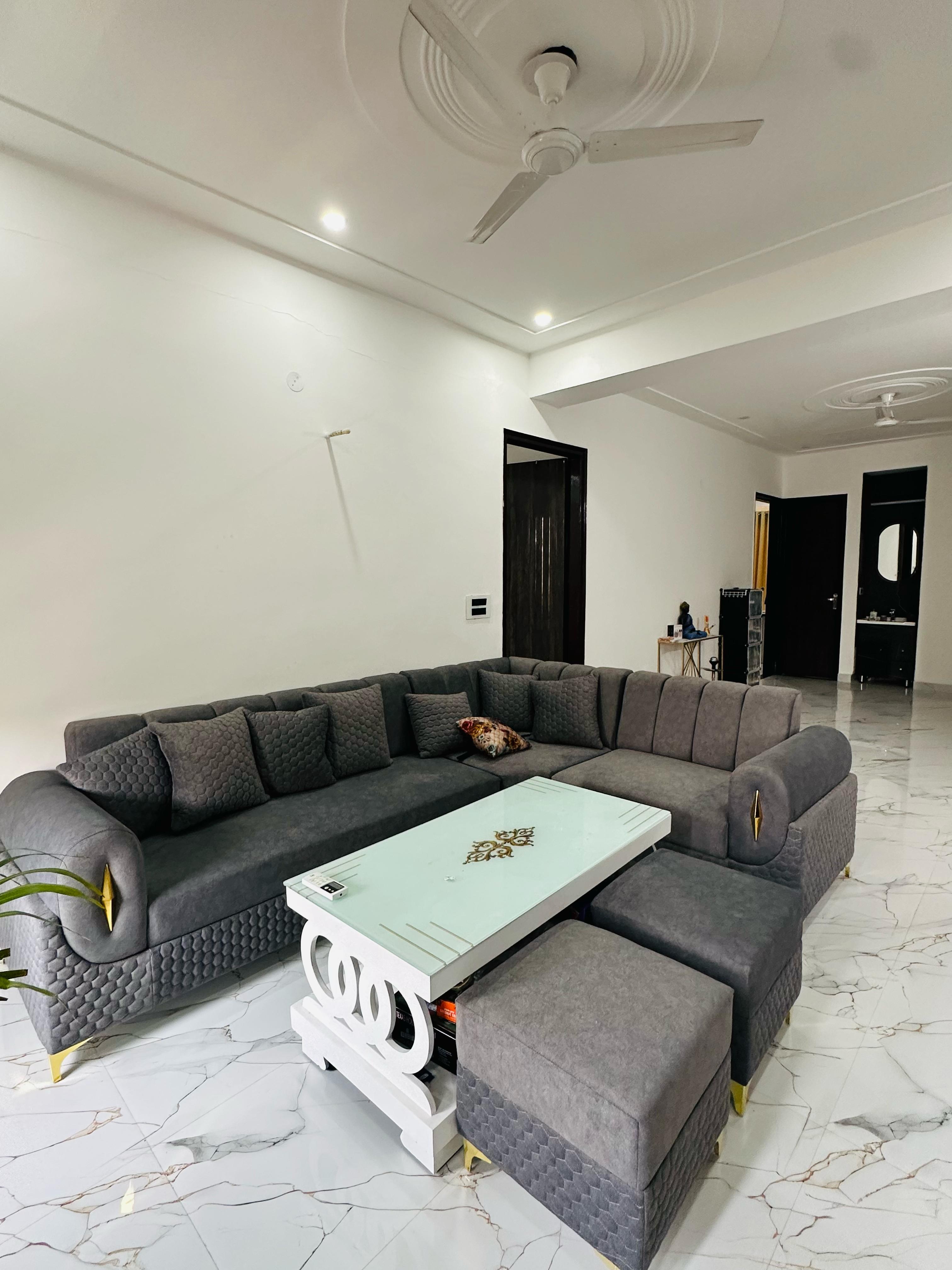 3 BHK + Servant Room 1900 Sq.Ft. Builder Floor in The Grand