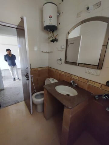 Attached Bathroom in 1 RK Independent House at Sector 20 – for Rent
