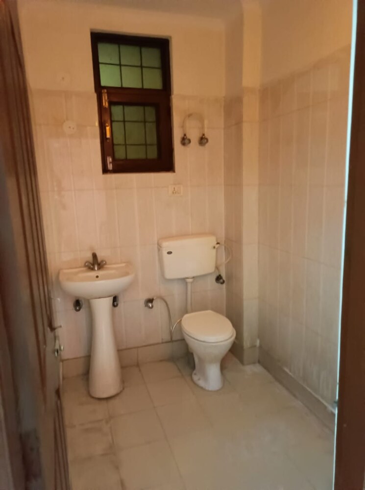 Bathroom, gyan khand i 3 Bedroom 1250 Sq.Ft. Builder Floor In Gyan Khand I Ghaziabad 8741113