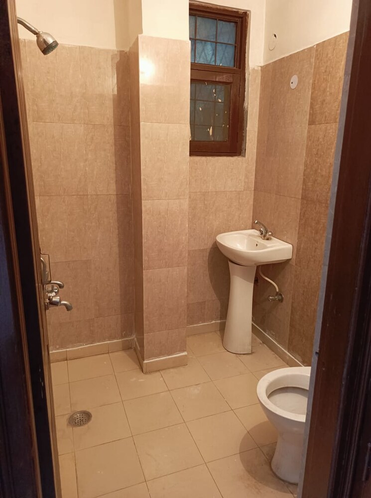 Bathroom, gyan khand i 3 Bedroom 1250 Sq.Ft. Builder Floor In Gyan Khand I Ghaziabad 8741113