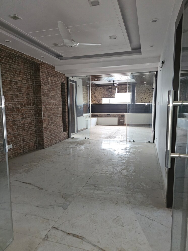 Room, sector 22 dwarka 5 Bedroom 7000 Sq.Ft. Apartment In Sector 22 Dwarka Delhi 8741198