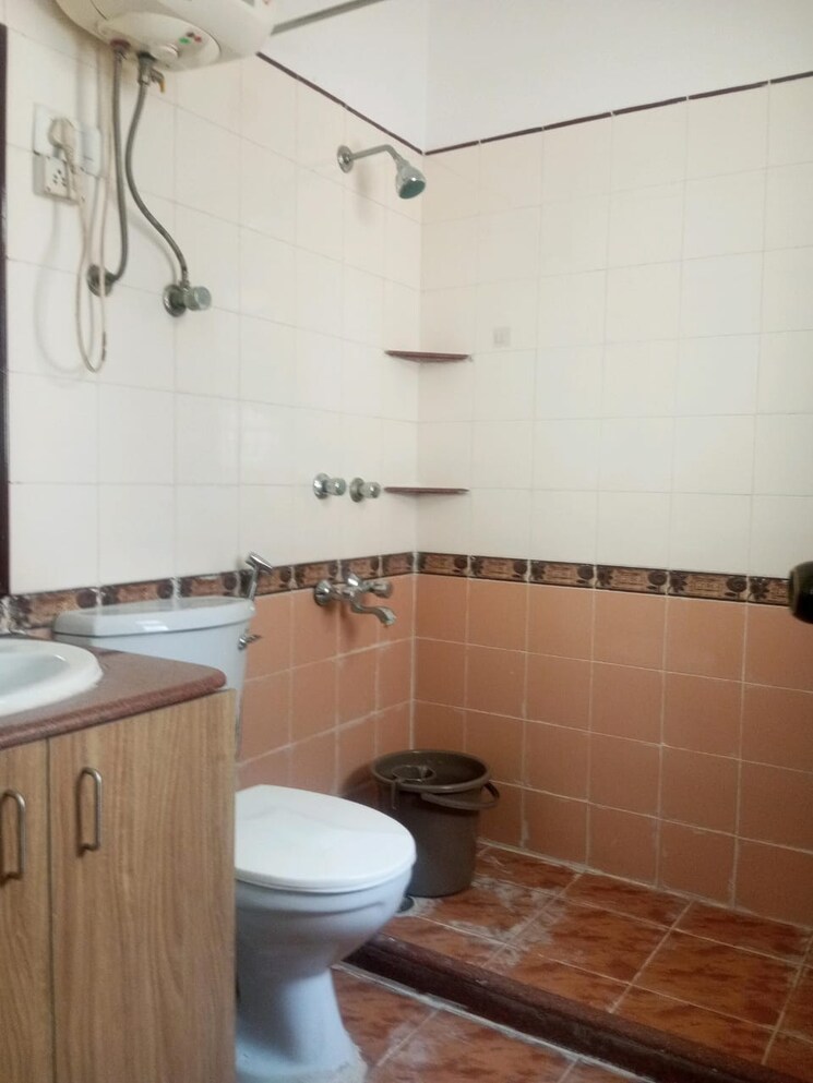 Bathroom, ardee-city 3 Bedroom 2200 Sq.Ft. Builder Floor In Sector 52 Gurgaon 8741246