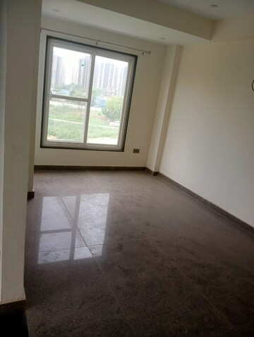 Room in 3 BHK Builder Floor at Sector 33 – for Rent