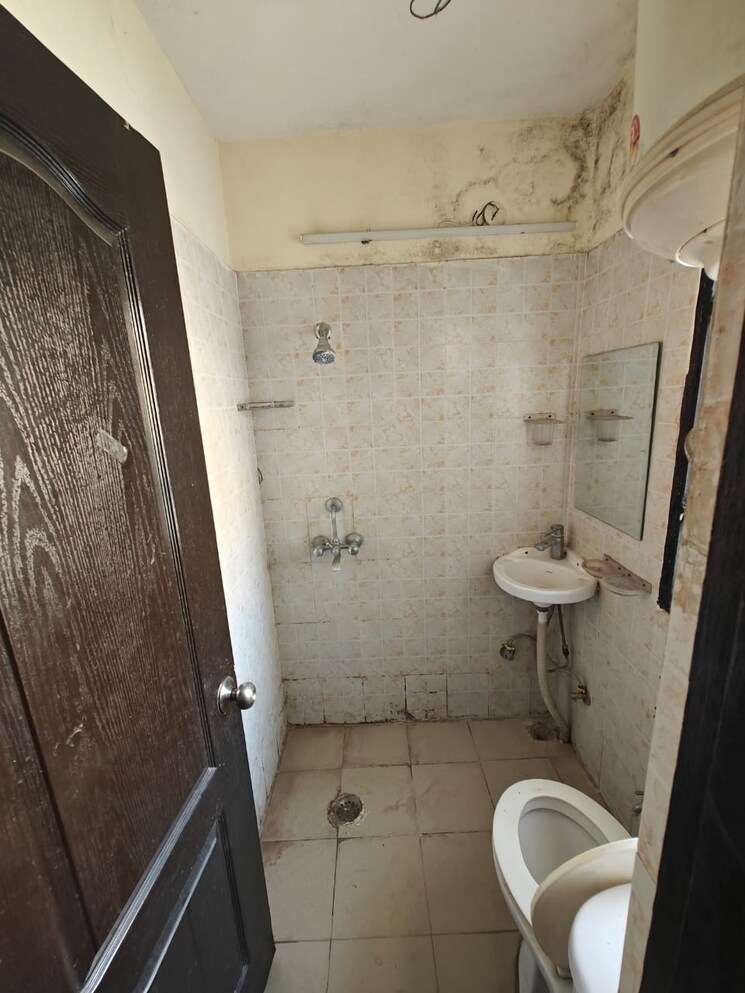 Bathroom, jaipuria-sunrise-green 1 Bedroom 900 Sq.Ft. Apartment In Lohgarh Zirakpur 8741283