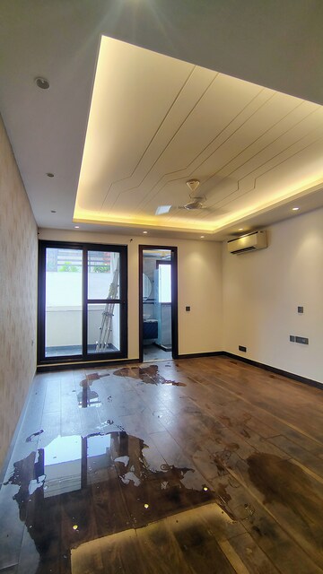 Room in 4 BHK Builder Floor at DLF Atria, Dlf Phase ii – for Rent