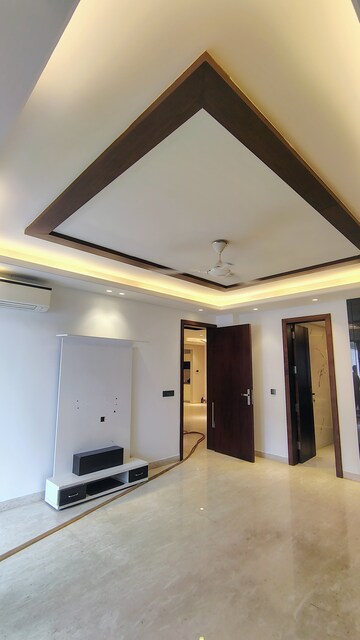 Building Lobby in 4 BHK Builder Floor at DLF Atria, Dlf Phase ii – for Rent